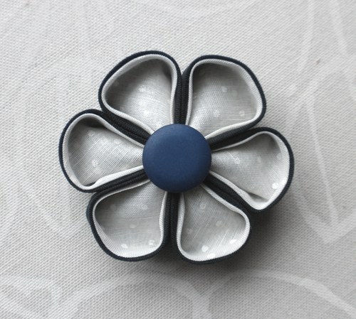 Bíločerná s tmavě modrým buttonkem — foto 1