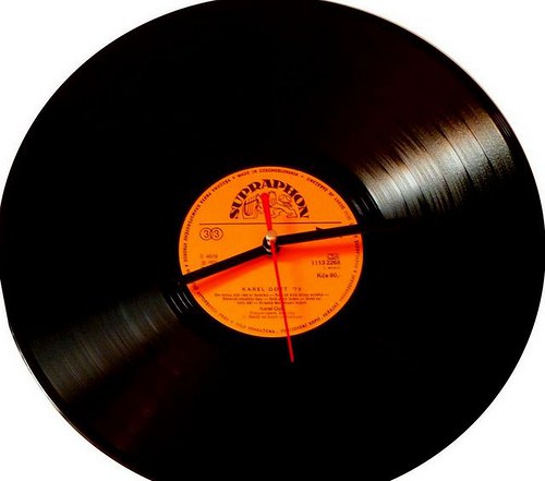 Hodiny z LP oranžové — foto 1