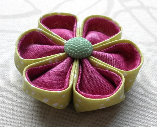 Veselá barevná kanzashi kytička — foto 1