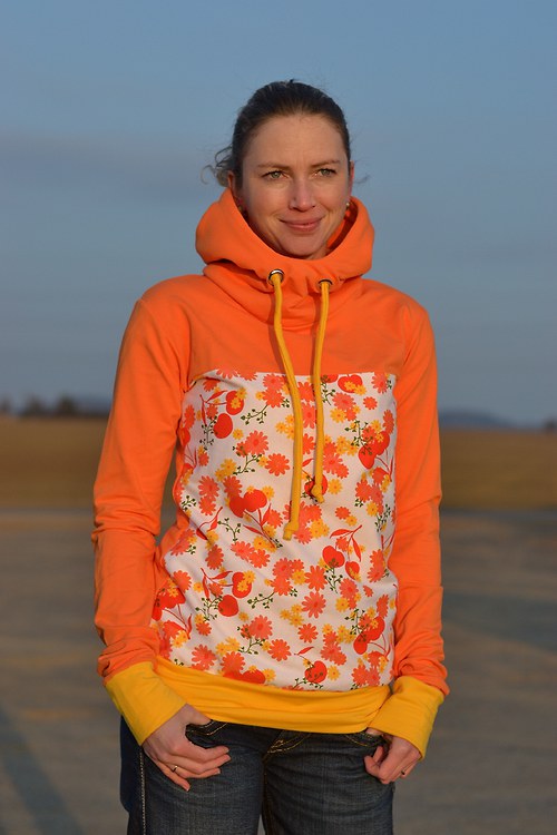 Oranžová mikina — foto 1