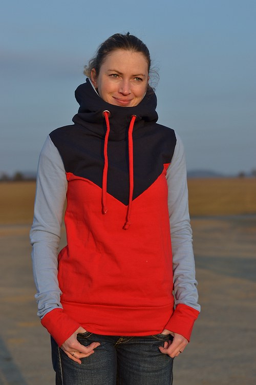 Tříbarevná mikina — foto 1