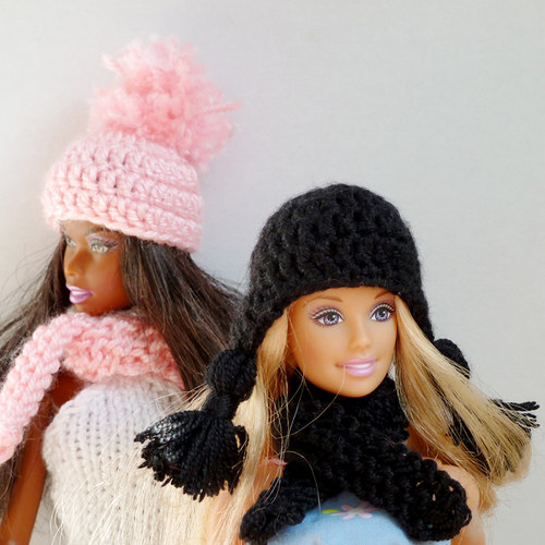 BLACK ušanka a šála s balbulkami pro Barbie — foto 1