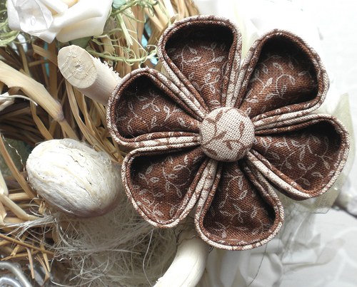 Kanzashi laděná do hněda — foto 1