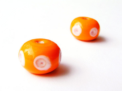 Oranžový donut s bílými oky ((V157))