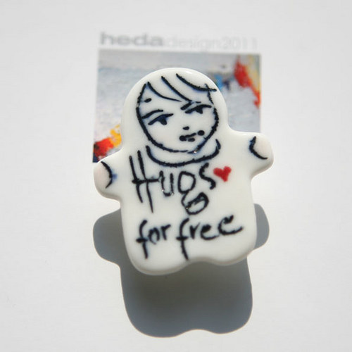 Ono Hugs (porcelánová brož) — foto 1