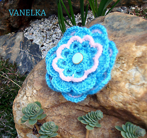 Blue flower 2 - háčkovaná brož