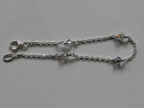 Dětský stříbrný náramek s kamínky Swarovski.