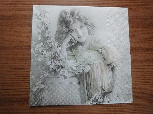 Ubrousek na decoupage - děvčátko s květinami