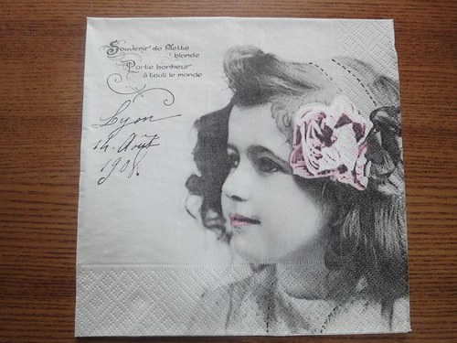 Ubrousek na decoupage - děvčátko,kv.ve vlasech