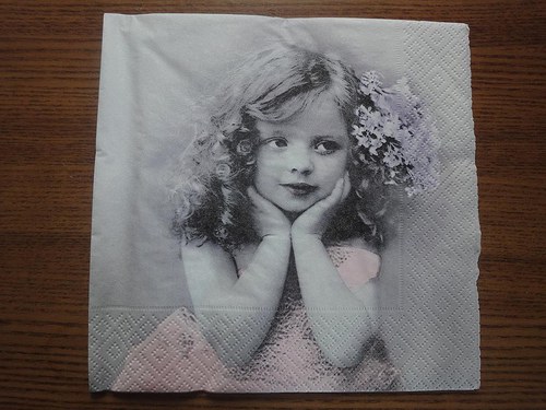 Ubrousek na decoupage - opírající se holčička