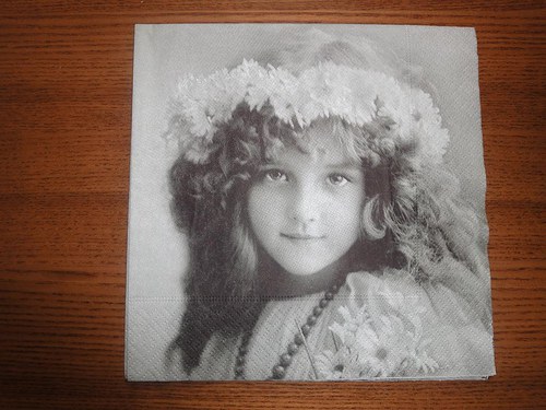 Ubrousek na decoupage - dívka s věnečkem