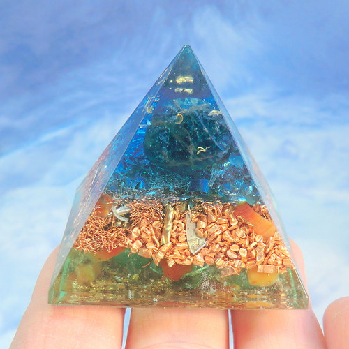 Orgonit - Pyramida na přání s apatitem — foto 1