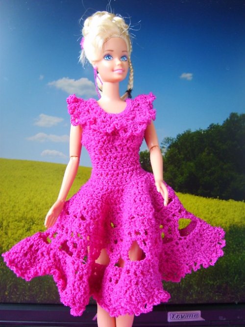 Růžové šaty pro Barbie — foto 1