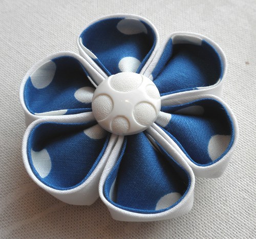 Kanzashi kytička modrobílá puntíkatá — foto 1