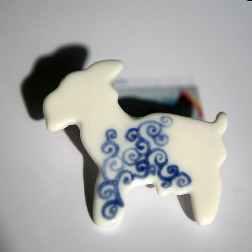 Koza Kobaltová (porcelánová brož) — foto 1