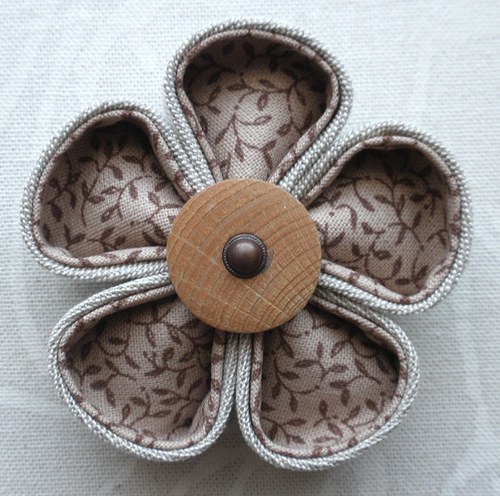 Béžovohnědá kanzashi brož — foto 1