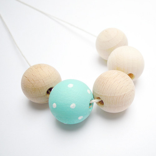 Dřevěný náhrdelník - mint s puntíčky — foto 1