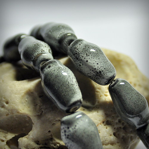 KeZ917 Keramické - šedá batika 20x12 mm