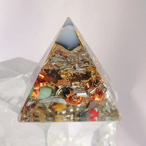 Orgonit - Pyramida 4x4cm - Chalcedon — foto 1