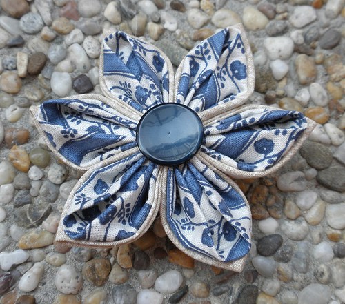 Béžovomodrá kanzashi brož — foto 1
