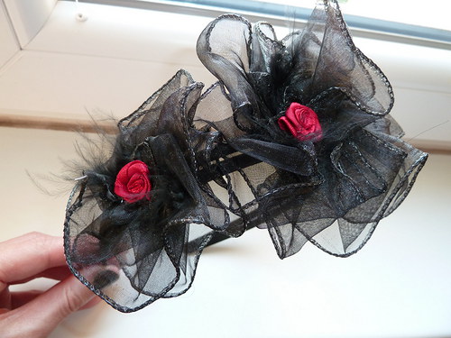 Black a and red rose — foto 1
