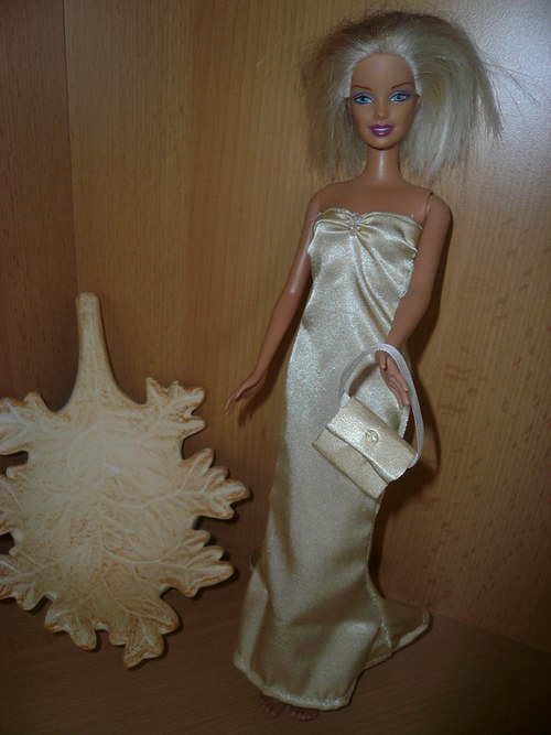 SLEVA Zlaté šaty pro Barbie — foto 1