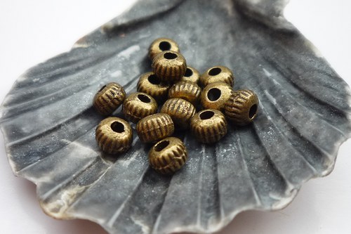 Vroubkované kuličky staromosazné 20 ks, 3mm