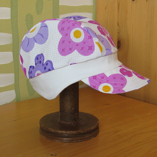 Ušatá kšiltovka - kytkatá (vel. 49 cm) — foto 1