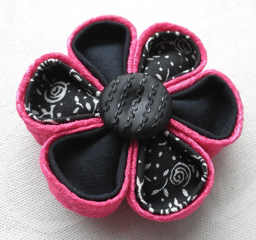 Černá kanzashi s růžovým lemováním — foto 1