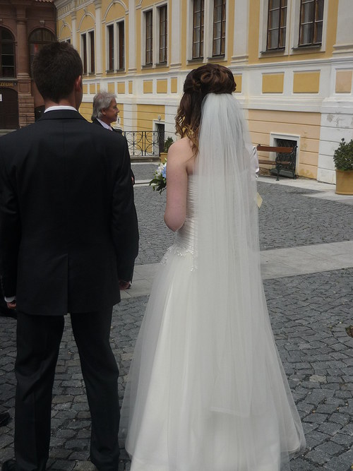 Bílý dlouhý závoj — foto 1