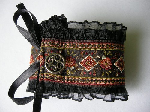Krajkový textilní náramek — foto 1