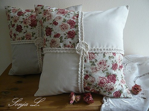 Polštářek s háčkovanou krajkou ~ patchwork s růží — foto 1
