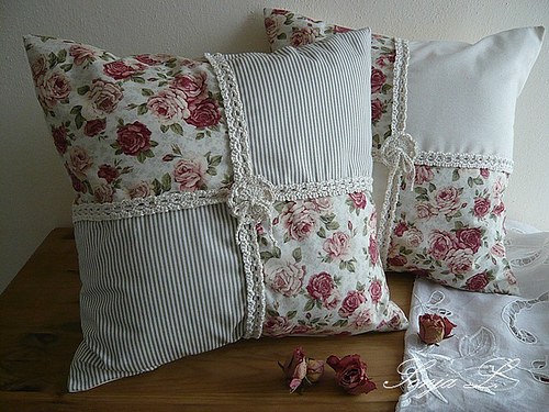 Polštářek s háčkovanou krajkou~patchwork s růží — foto 1