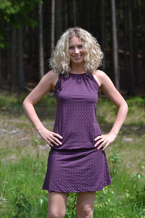 Vínové šaty — foto 1
