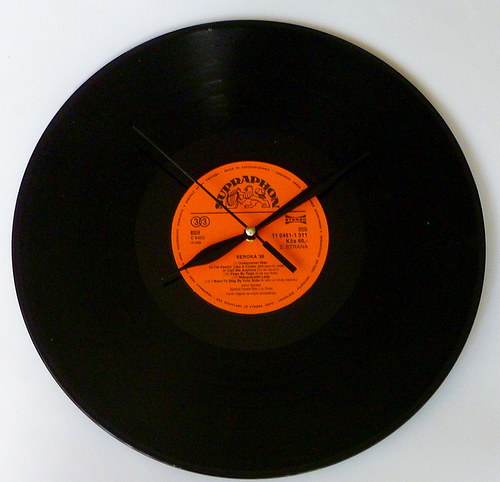 Hodiny z LP oranžová 1 — foto 1