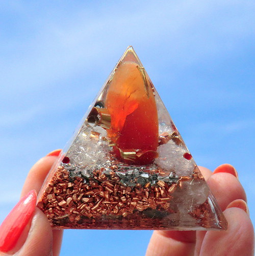 Orgonit - Pyramida3 5x4,5cm - Karneolový plamínek — foto 1