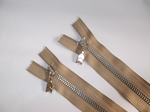 Kovový zip s ozdobným táhlem, 24 cm — foto 1