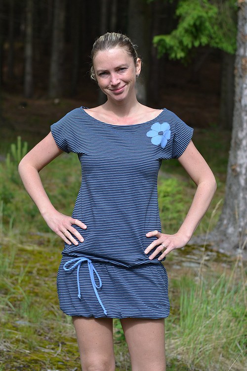 Proužkované šaty — foto 1