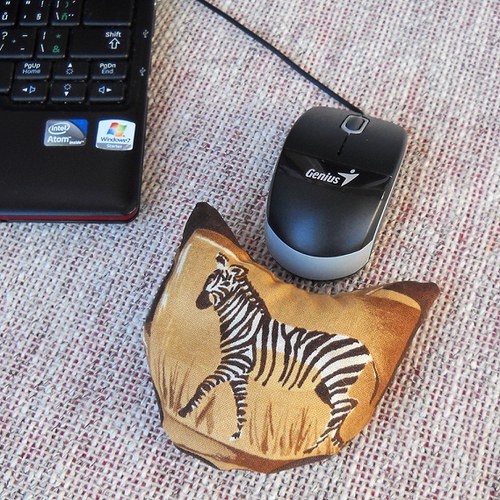 Anatomická podložka pod zápěstí k PC - zebra — foto 1