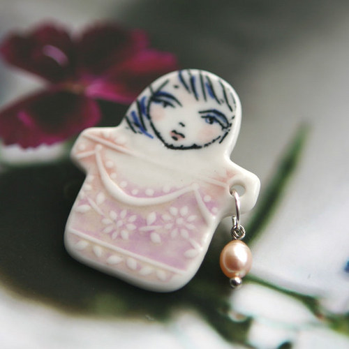 Ono Perlenka Růžová (porcelánová brož) — foto 1