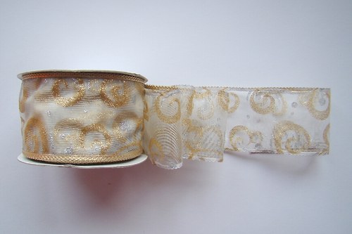 Stuha se stříbrnozlatými ornamenty