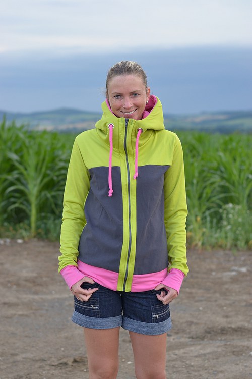 Tříbarevná mikina — foto 1