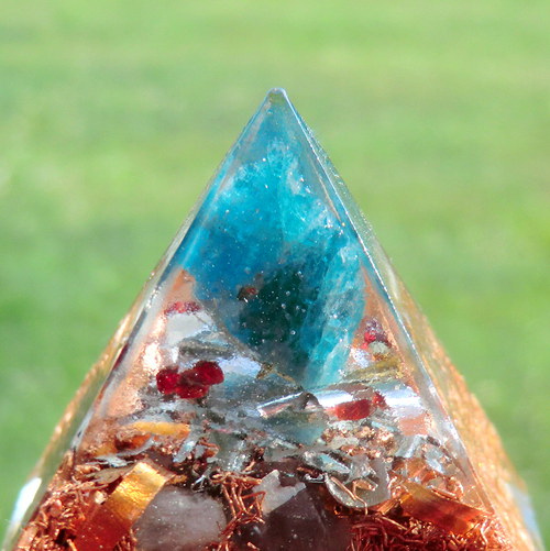 Orgonit - Pyramida 4x4 - Apatit s granáty — foto 1