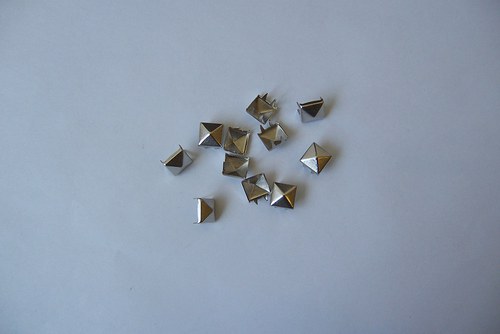 Kovová ozdoba pyramida