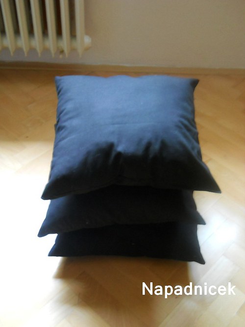 Černé naducané polštáře — foto 1