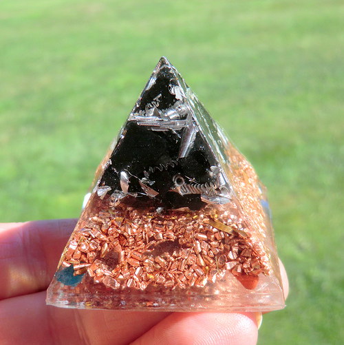 Orgonit - Pyramida 4x4cm - ŠUNGIT - zamluveno — foto 1