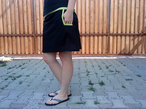 Černá, zelený pas, kapsy — foto 1