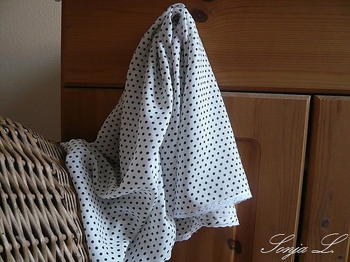 Lehká šálka ~ bílá s černým puntíkem — foto 1