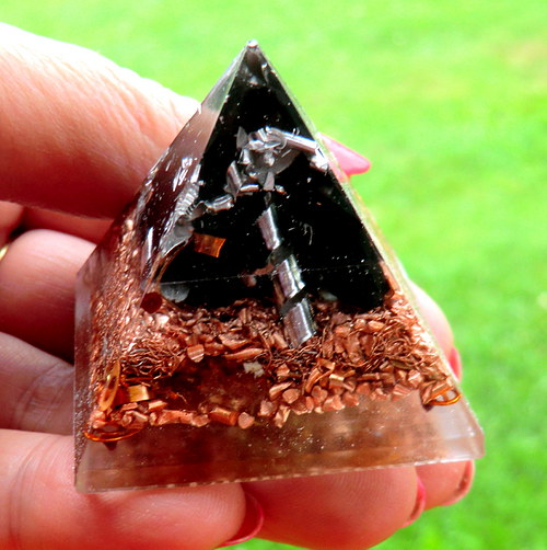 Orgonit - Pyramida 4x4cm - ŠUNGIT - zamluveno — foto 1