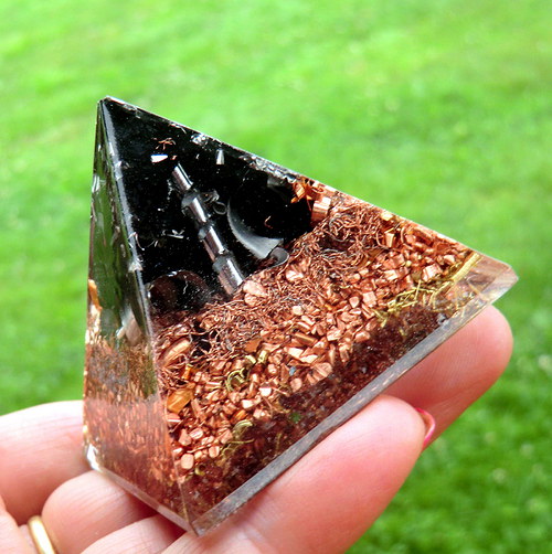 Orgonit 7- Pyramida 5x4,5cm - ŠUNGIT — foto 1